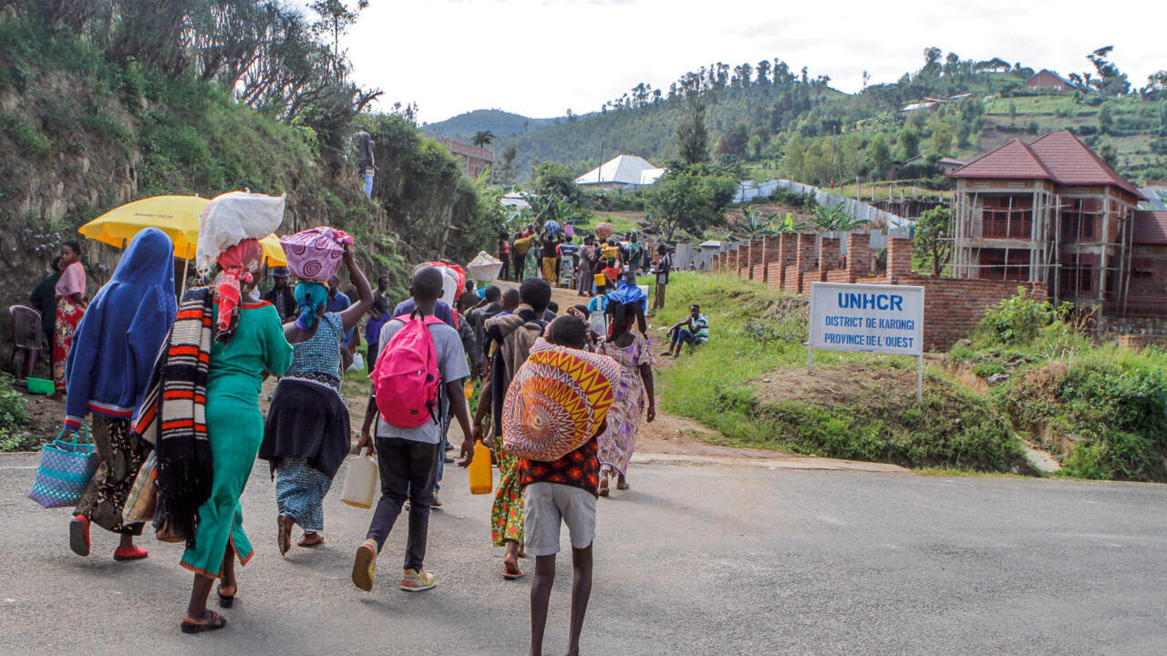 Le retour des réfugiés en RDC au cœur des négociations avec le M23 et le Rwanda La République démocratique du Congo tente de trouver une issue pacifique à la crise dans l’Est du pays. Le retour des réfugiés congolais s’impose comme un sujet central. Les discussions engagées à Doha avec le M23 et à Washington avec le Rwanda abordent cette question sensible. Ces pourparlers pourraient façonner l’avenir de milliers d’exilés et influencer la stabilité régionale.