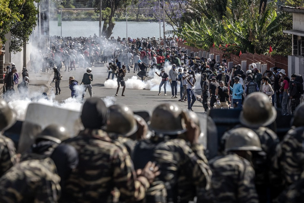 Crise à Madagascar : Le président destitué, l’armée et les députés en affrontement total Crise à Madagascar : Le président destitué, l’armée et les députés en affrontement total