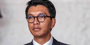 Le président Rajoelina quitte Madagascar à bord d’un avion militaire français Le président Rajoelina quitte Madagascar à bord d’un avion militaire français