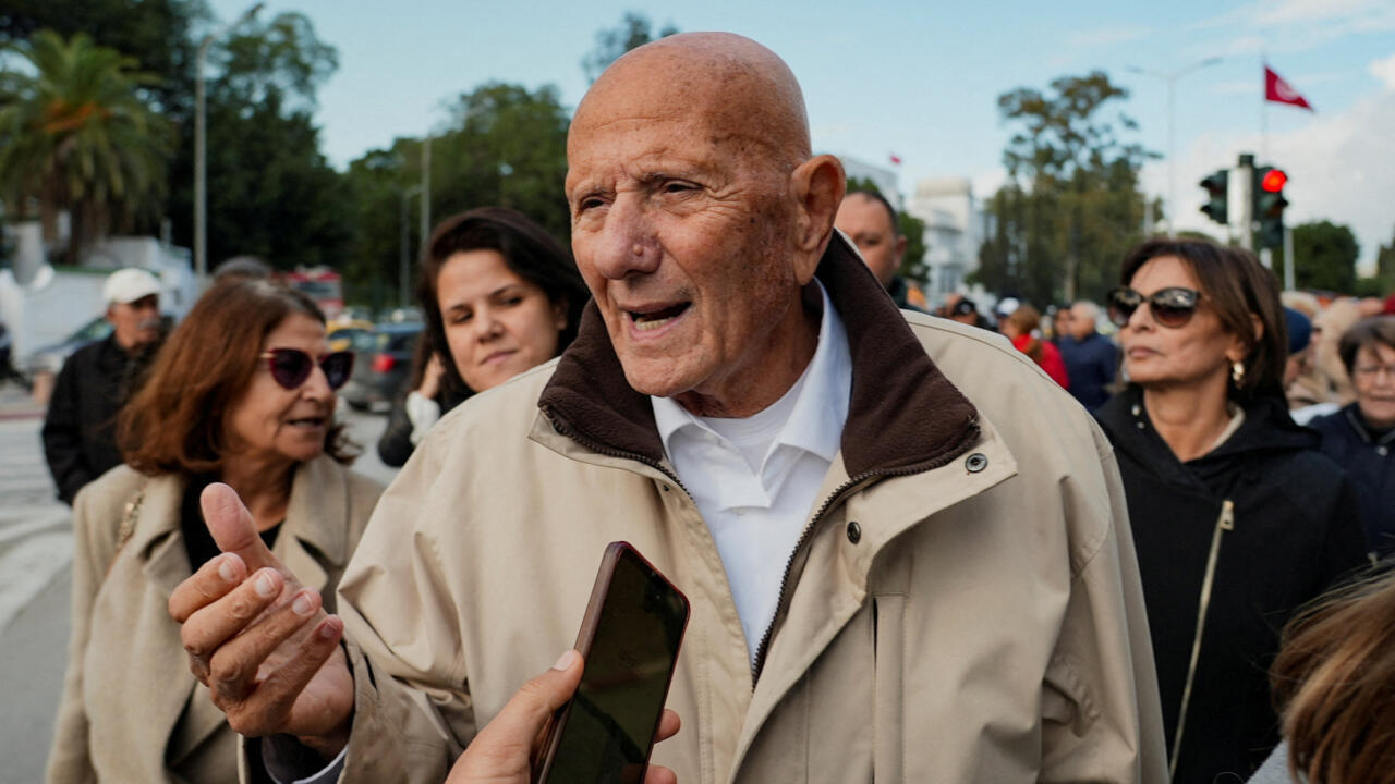 Tunisie : l’opposant Ahmed Néjib Chebbi, âgé de 81 ans interpellé à son domicile Tunisie : l’opposant Ahmed Néjib Chebbi, âgé de 81 ans interpellé à son domicile