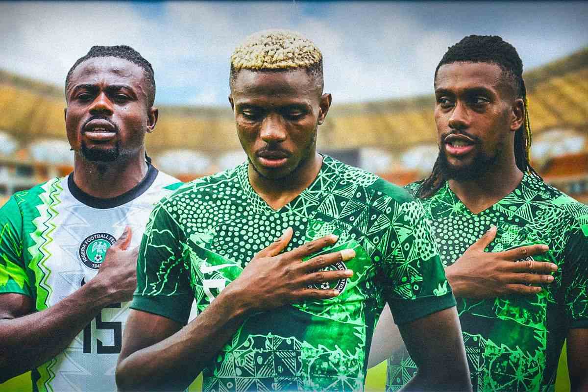Mondial 2026 : la qualification de la RD Congo menacée, le Nigeria mise tout sur la FIFA Trois joueurs de la sélection nigériane en maillot vert, main sur le cœur lors d’un hymne avant un match international.