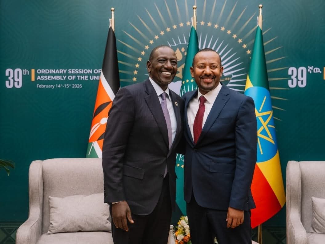 Sommet de l’UA : la querelle Ruto–Kenyatta éclate à Addis-Abeba William Ruto et Abiy Ahmed posant ensemble lors de la 39e session ordinaire de l’Union africaine à Addis-Abeba en février 2026.