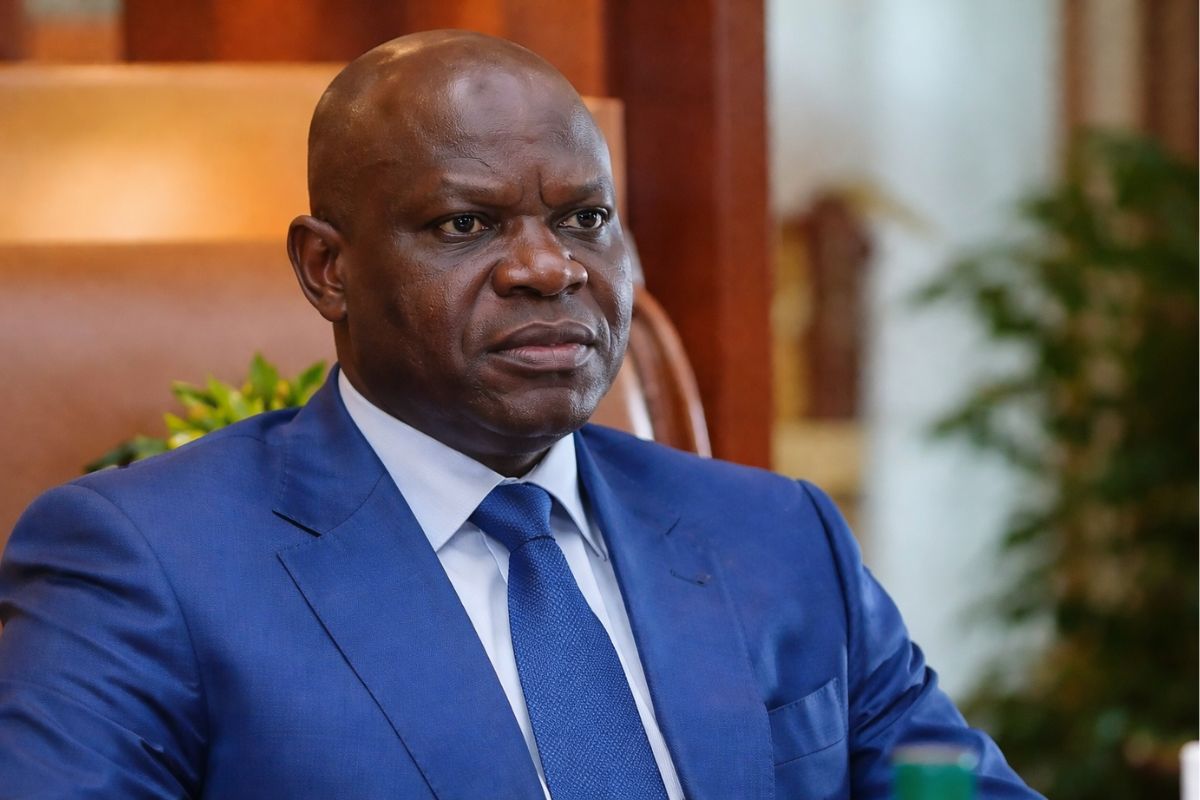 Gabon : suspension brutale des réseaux sociaux, le pouvoir invoque un risque de « déstabilisation » Président du Gabon en costume bleu lors d’une interview officielle.