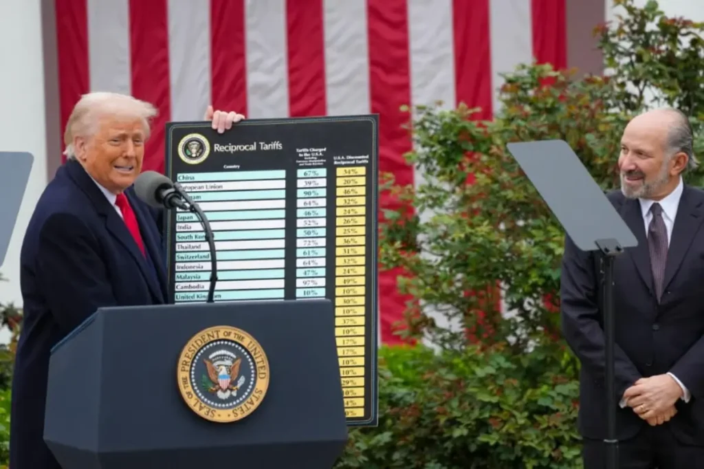 Donald Trump présentant un tableau des tarifs douaniers américains lors d’une annonce officielle à la Maison-Blanche.