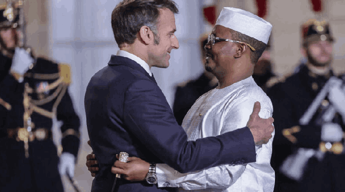 France–Tchad : d’une rupture brutale à un rapprochement calculé Le président français Emmanuel Macron accueillant le président tchadien Mahamat Idriss Déby lors d’une rencontre officielle.