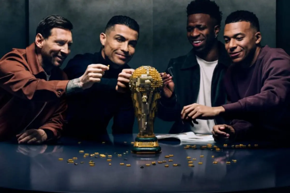 Quand LEGO réunit les 4 plus grandes stars du foot pour la Coupe du Monde 2026 LEGO Messi Mbappé Ronaldo Vinicius publicité Coupe du Monde